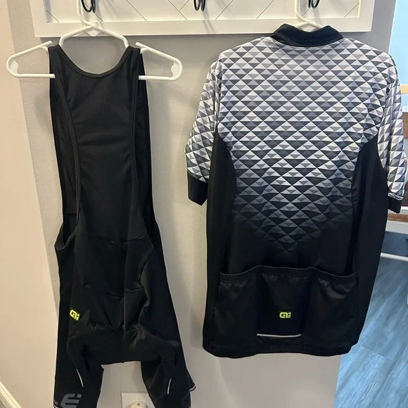 ALE Cycling Jersey and Bib Set in Black and Gray - Picture 2 of 3